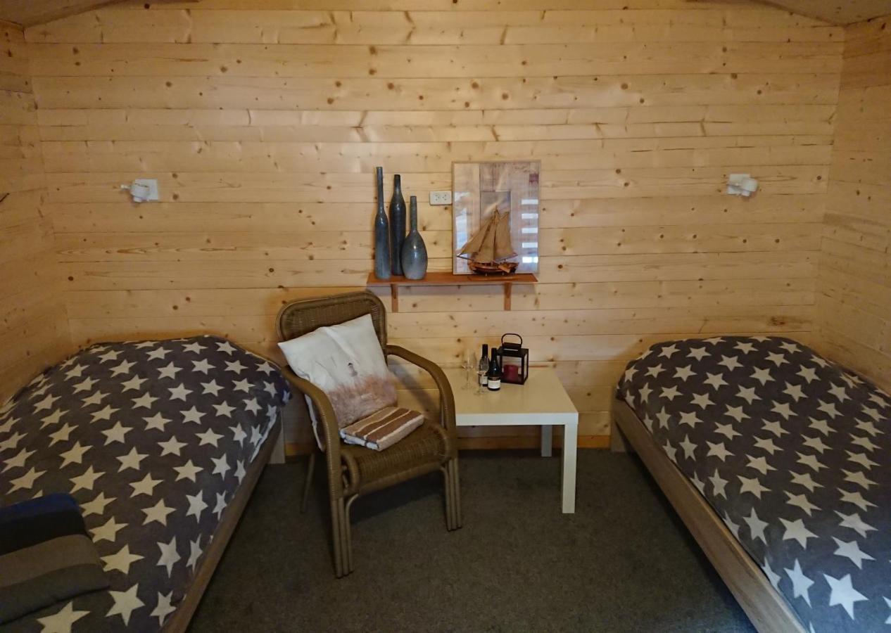 Slaaphuisjes Lauwersmeerplezier! Couette-café Lauwersoog
